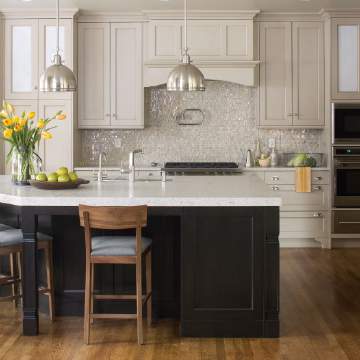 Series: Marbleized, Pattern: Mini Brick Stacked, Color: Burlywood, Finish: Pearl (used in a kitchen backsplash) • ©Kimberly Gavin Photography